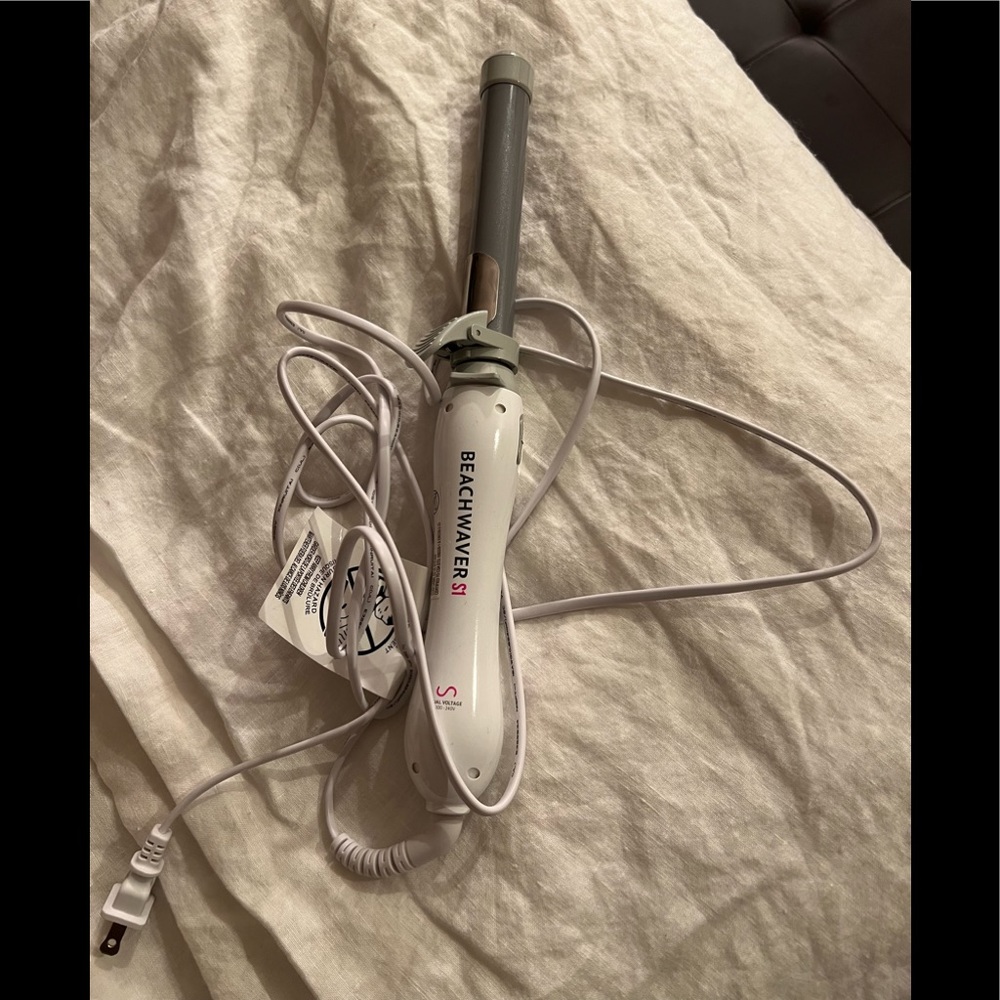 New without box Beachwaver s1